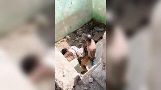 Baisé dans une chambre abandonné et ils ont été filmé par des jeunes sur le toit