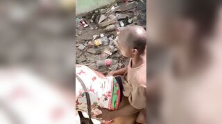 Baisé dans une chambre abandonné et ils ont été filmé par des jeunes sur le toit