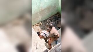 Baisé dans une chambre abandonné et ils ont été filmé par des jeunes sur le toit