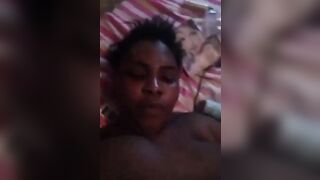 Elle se filme dans son lit