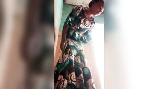 Elle déshabille devant son caméra pour masturbe