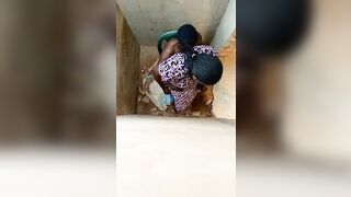 Un maçon burkinabè baise au sentier