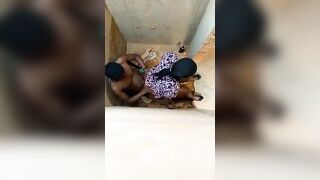 Un maçon burkinabè baise au sentier