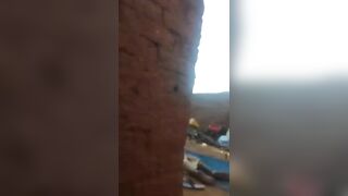 Elle se à côté pour montrer sa chatte à son amant au village