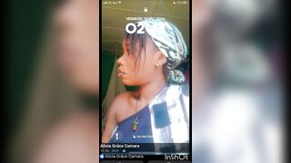 Alicia grâce se masturbe avec sa torche