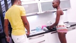 Venir trouvé l’amie de ma femme dans la cuisine et je me suis profité de prendre sa c