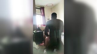 Mannequin indienne baisant un homme noir nigérian.