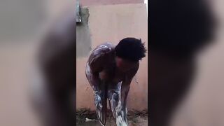 Grosse femme kényane se lave en toute nue