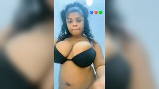 Elle déshabille et danse