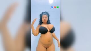 Elle déshabille et danse