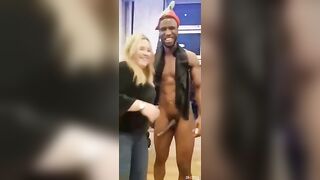 Un homme noir avec un long pénis prend des photos avec les femmes blanches