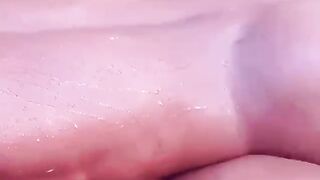 Papa Noël et maman Noël entrain de donner du bon cadeau