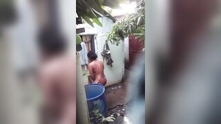 Elle déshabille et lavent