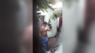 Elle déshabille et lavent