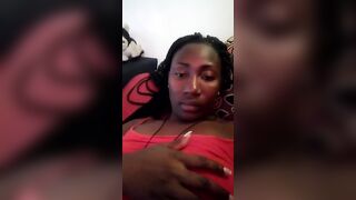 Elle se masturbe seule à la maison