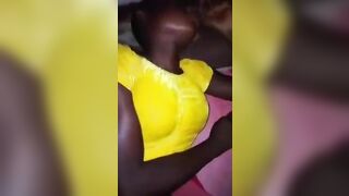 Je fais gémir et mousser la petite chatte de notre servante avec mon grosse