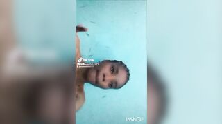 Mam’s la rose skinny Guinéenne montre son corps