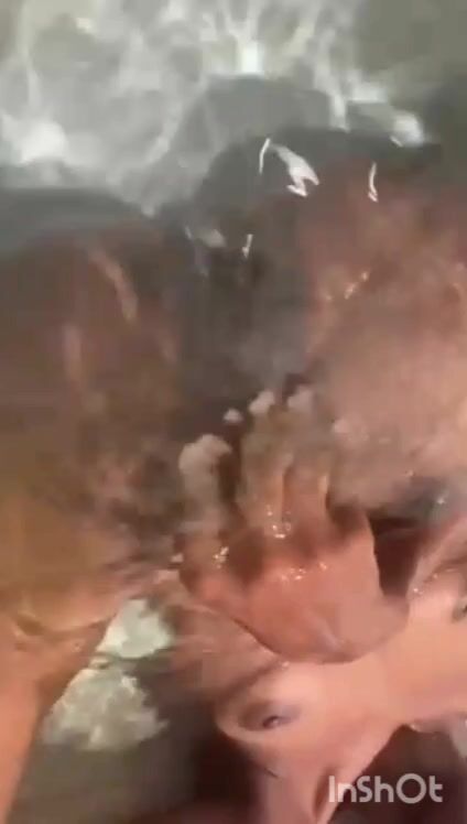 Belle bmb star et musicienne congolaise se masturbe dans sa douche