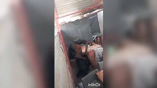 Camera cachée leurs filmes dans un bar en plein jour