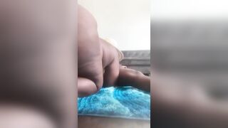 Elle_est_excité_donc_il_lui_offre 3