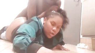 Belle baisse d’une petite trop chaude