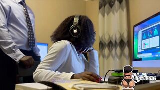 Au bureau avec la secrétaire