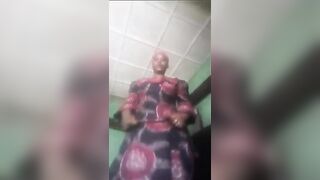 La villageoise se déshabille