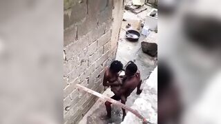 espionner la baise dans exterieur de la maison inachevé