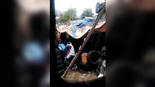 Une élève aller voir son copain qui fait collage et il font la baise qui est filmé en