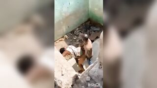 Baiser dans une maison inachevé aux cameroun devant les gens