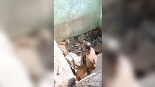 Baiser dans une maison inachevé aux cameroun devant les gens