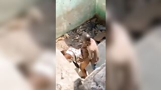 Baiser dans une maison inachevé aux cameroun devant les gens