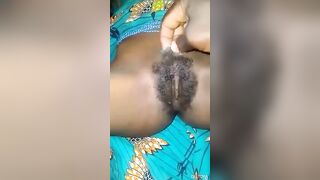 Il sait rase.Avant de commencer il rase toute la poilue du chatte