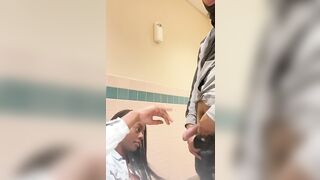 Elle baise son copain dans les toilettes publiques.