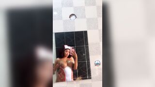 Habillé en infirmière, elle fait un snap pour son copain.