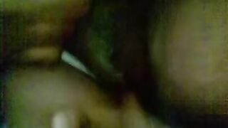 Doigté par son amant dans son boutique de condiments