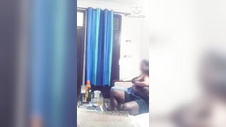 Une Indienne bourrée en train de sucer la grosse bite d’un Nigérian