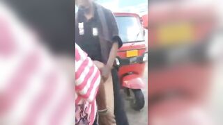 Elle le soulage avec sa chatte en public.