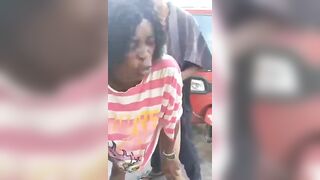 Elle le soulage avec sa chatte en public.