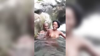 Il baisé dans une rivière