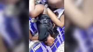 Elle essaye de tenir mais c’est trop gros.