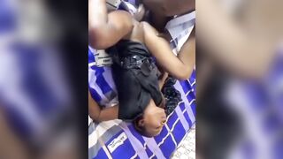 Elle essaye de tenir mais c’est trop gros.