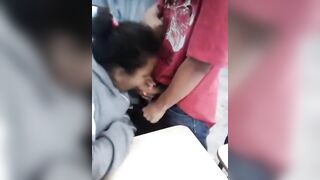 En classe, pendant la récréation elle suce ses camarades