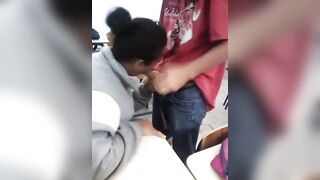 En classe, pendant la récréation elle suce ses camarades