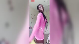 Elle fait live presque nue. Partie 2