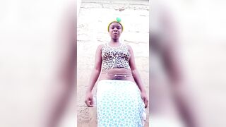 Elle me montre le poutou