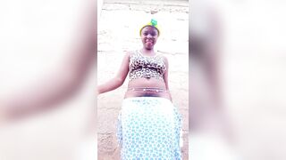 Elle me montre le poutou