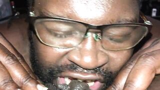 Lèche la chatte et avale l'orgasme