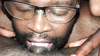 Lèche la chatte et avale l'orgasme