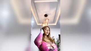 La beauté pamross nous montres son corps de désir